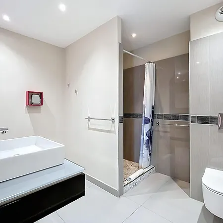 Elegant Design With Balcony And Pool Apartamento *