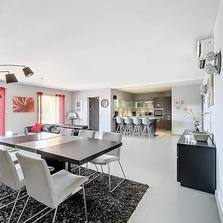 Elegant Design With Balcony And Pool Porto Vecchio