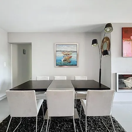 Elegant Design With Balcony And Pool 아파트 *