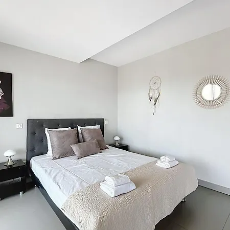 Elegant Design With Balcony And Pool דירה