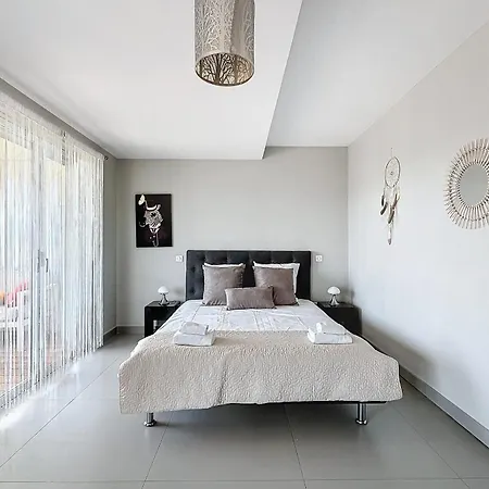 아파트 Elegant Design With Balcony And Pool *