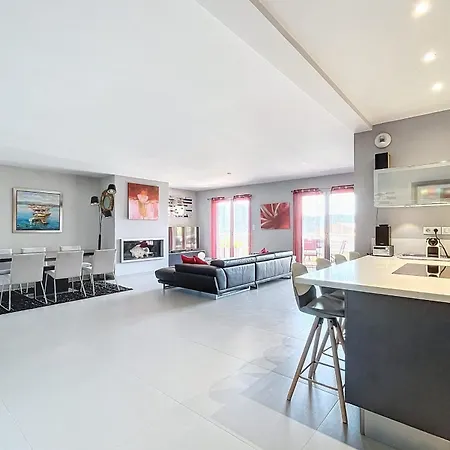 Elegant Design With Balcony And Pool דירה פורטו-וישיו