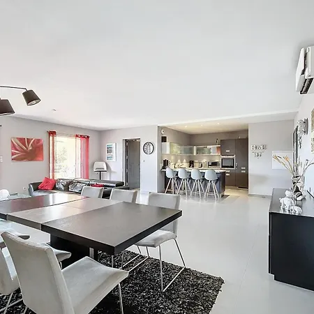 Elegant Design With Balcony And Pool דירה