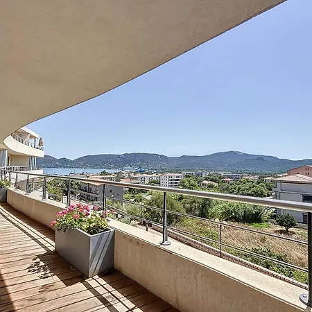 아파트 Elegant Design With Balcony And Pool