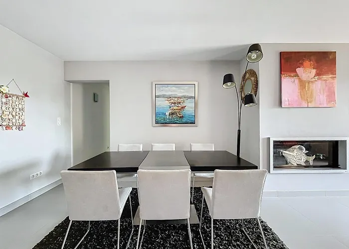 Elegant Design With Balcony And Pool Апартаменты *