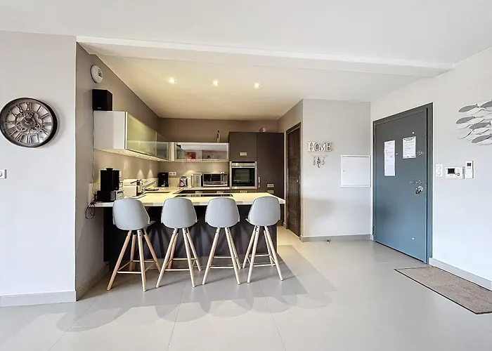 Elegant Design With Balcony And Pool Порто-Веккьо