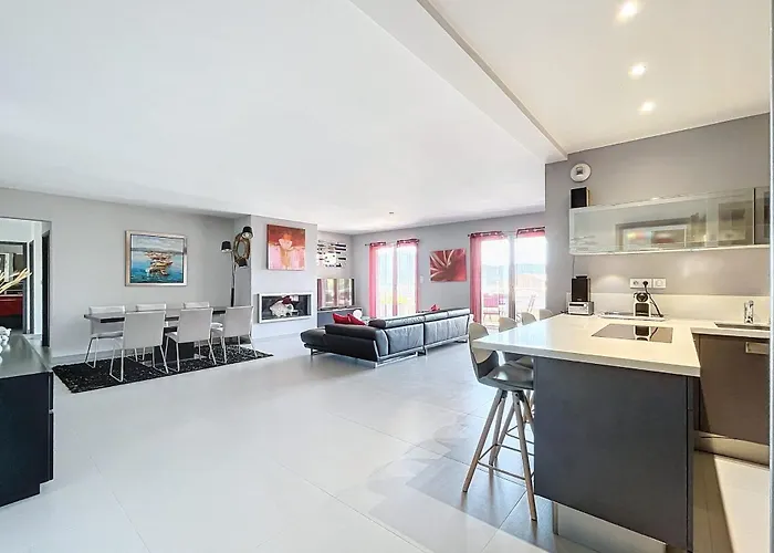 Elegant Design With Balcony And Pool Апартаменты Порто-Веккьо