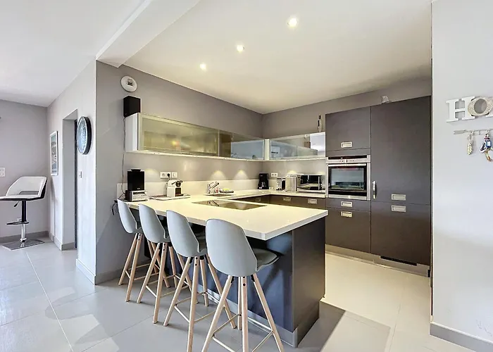 Апартаменты Elegant Design With Balcony And Pool Порто-Веккьо