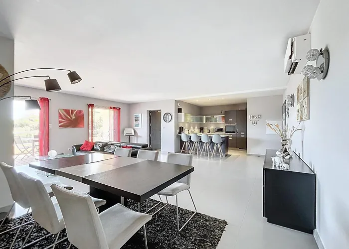 Elegant Design With Balcony And Pool Апартаменты