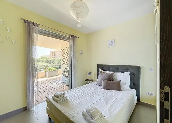 Elegant Design With Balcony And Pool Порто-Веккьо