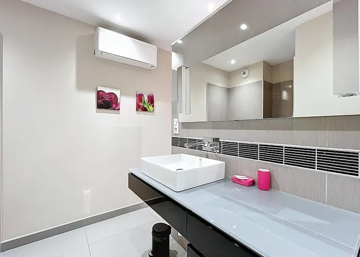 Апартаменты Elegant Design With Balcony And Pool