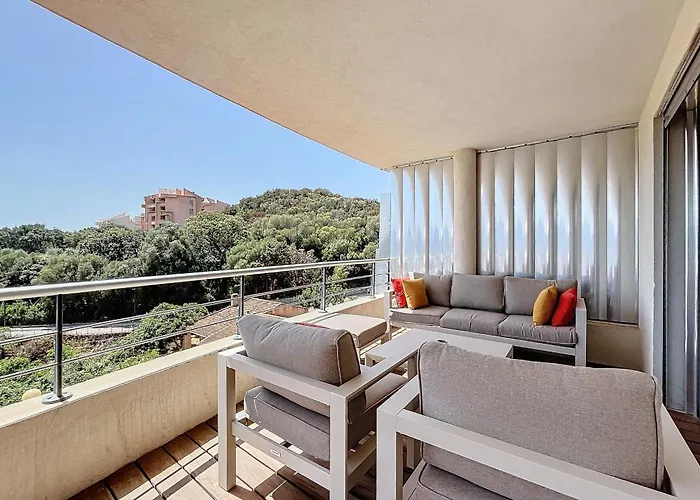 Elegant Design With Balcony And Pool Апартаменты *