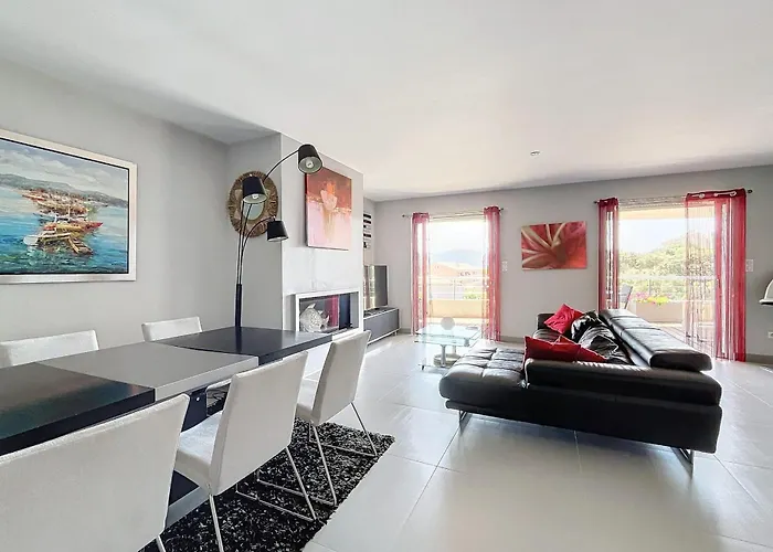 Апартаменты Elegant Design With Balcony And Pool Порто-Веккьо