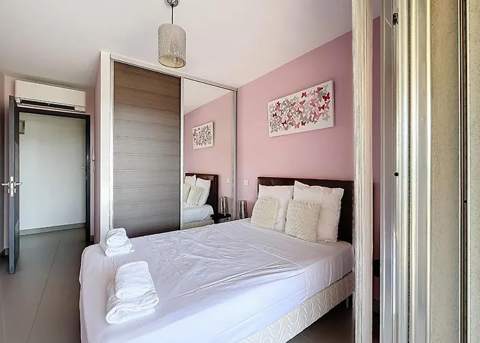 Elegant Design With Balcony And Pool Порто-Веккьо