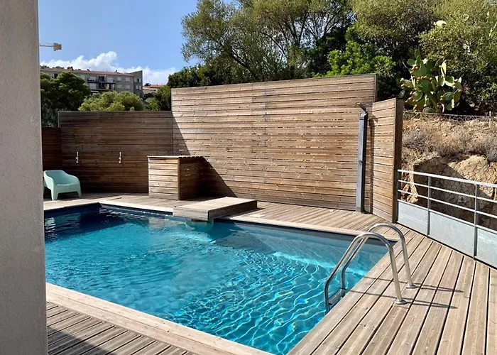 Elegant Design With Balcony And Pool Апартаменты