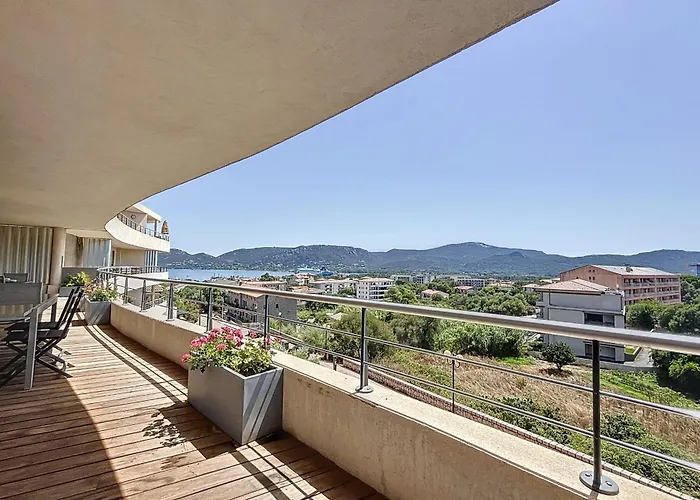 Апартаменты Elegant Design With Balcony And Pool