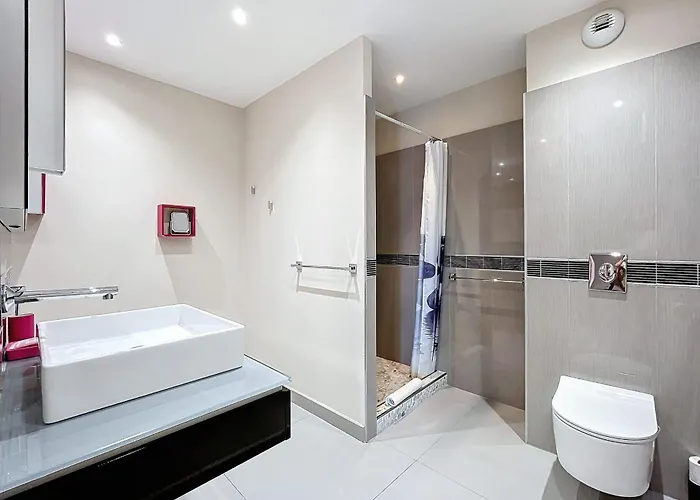 Elegant Design With Balcony And Pool Апартаменты *